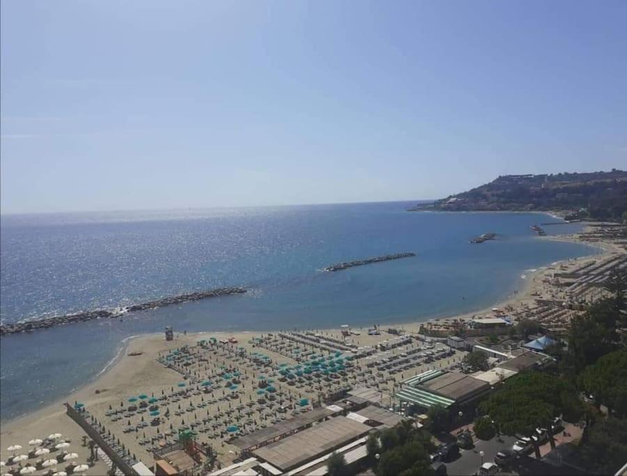 Casa Noemi, A Pochi Passi Dalle Spiagge E Dal Centro Di Arma Di Taggia. 외부 사진